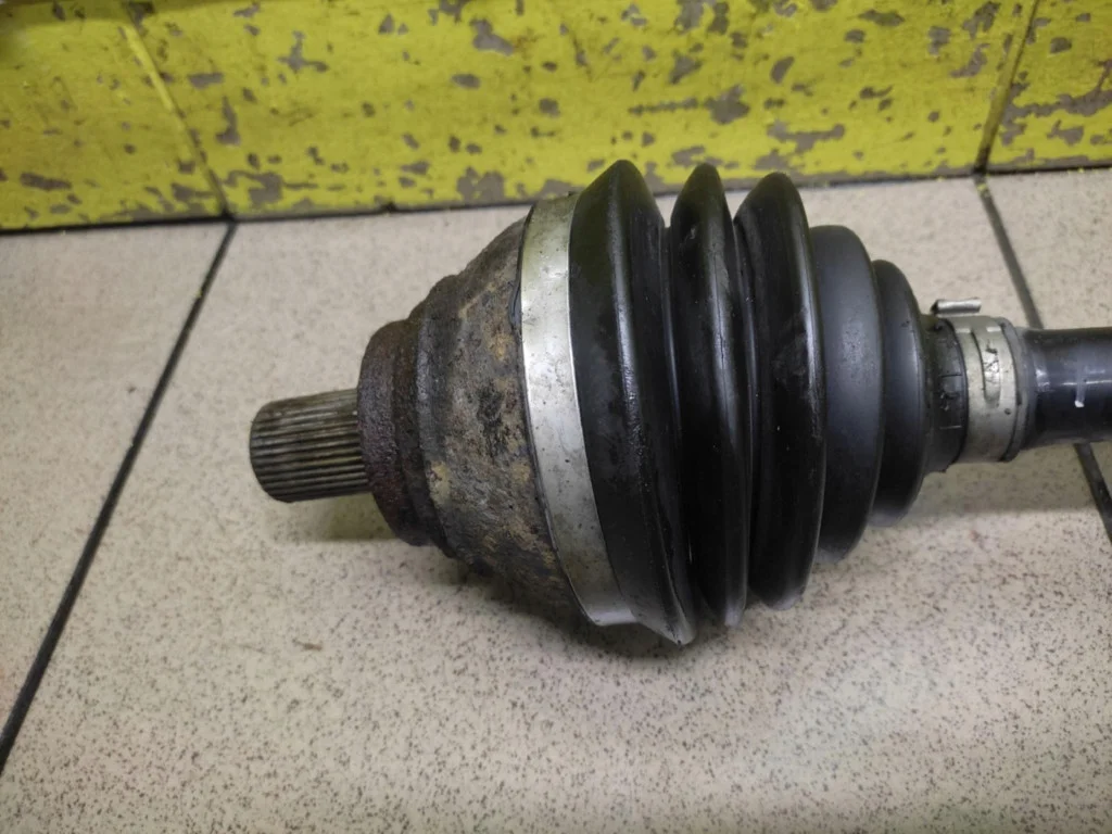 VW Passat B6 Antriebswelle Links Vorne image 3