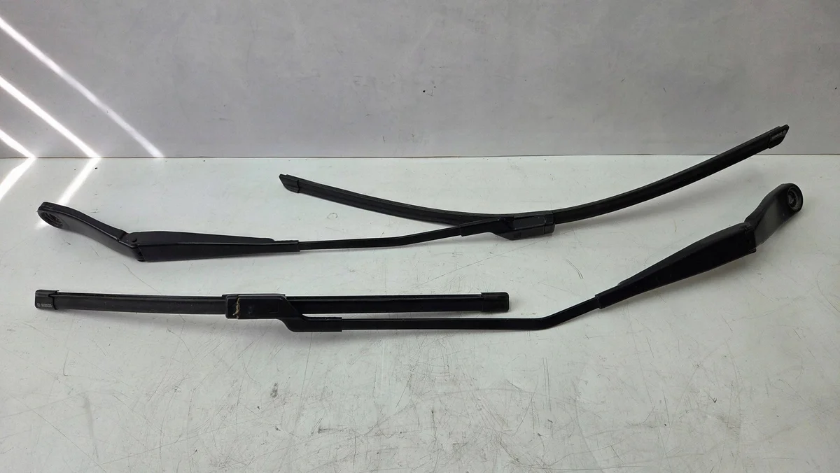 Brazo limpiaparabrisas Volvo 30753504 delantero