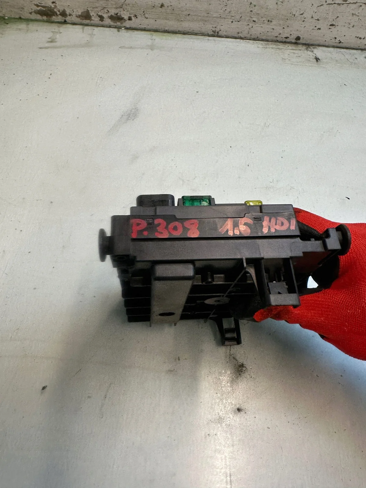 Peugeot 308 Fuse Box Module 9666700480 image 3