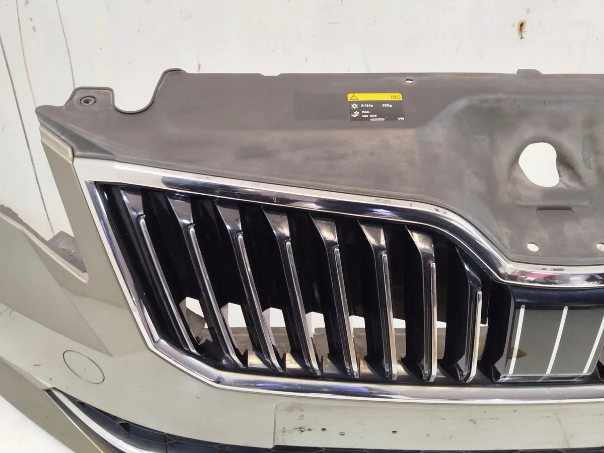 Para-choques Skoda Superb III Usado Cromado image 3
