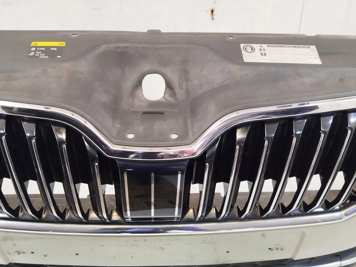Para-choques Skoda Superb III Usado Cromado image 4