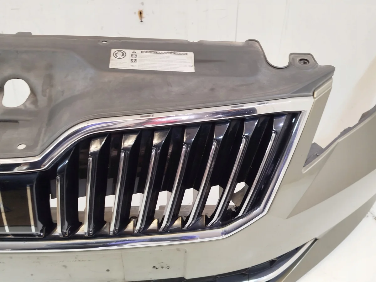 Para-choques Skoda Superb III Usado Cromado image 5