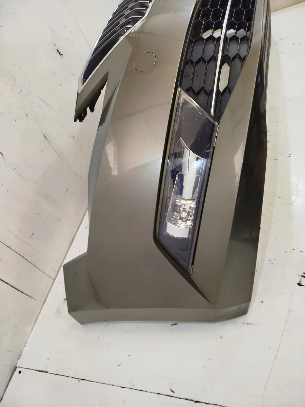 Para-choques Skoda Superb III Usado Cromado image 9