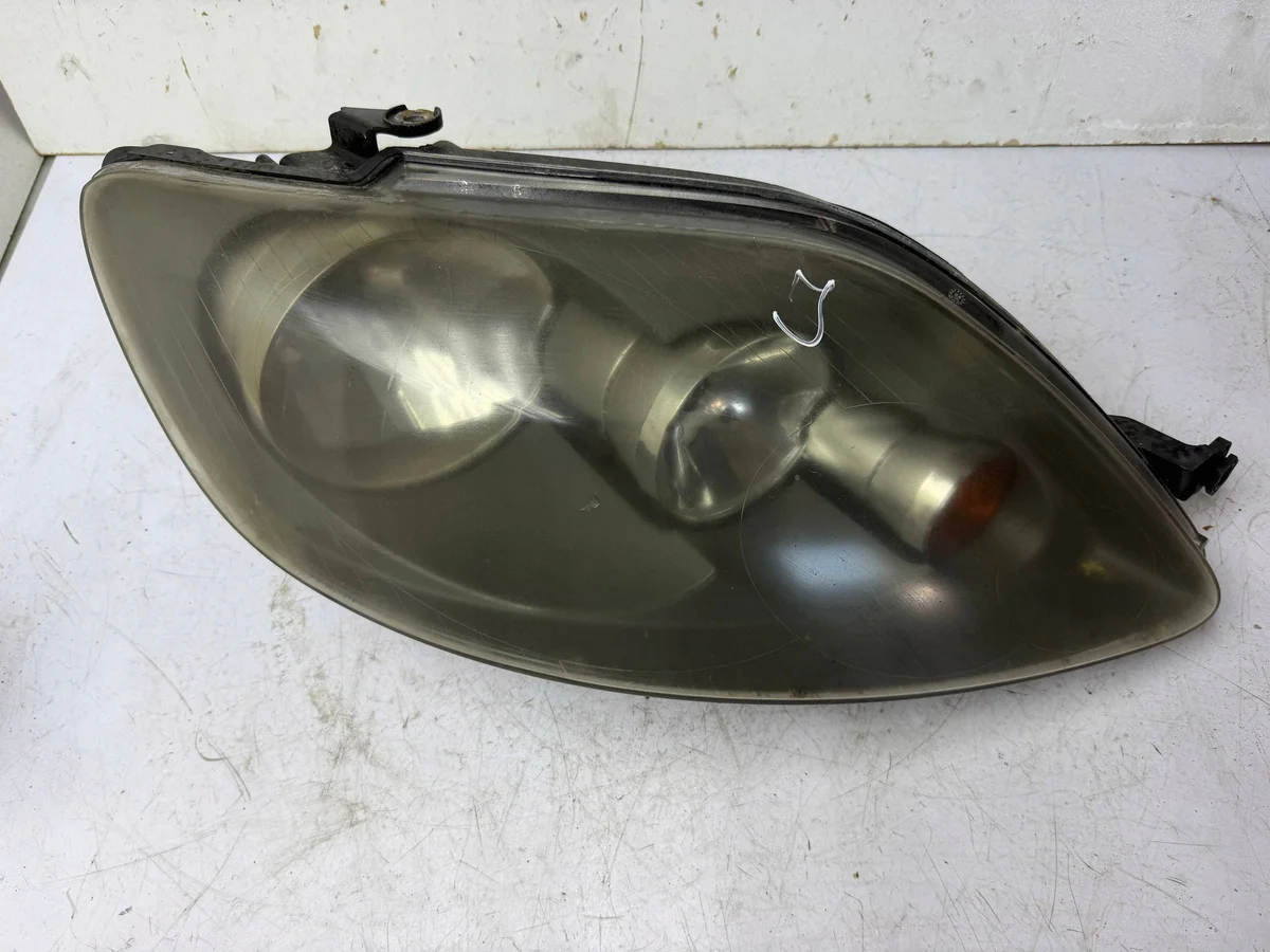 VW Golf Cross Strålkastare Höger 2009 OEM 5M1941006B