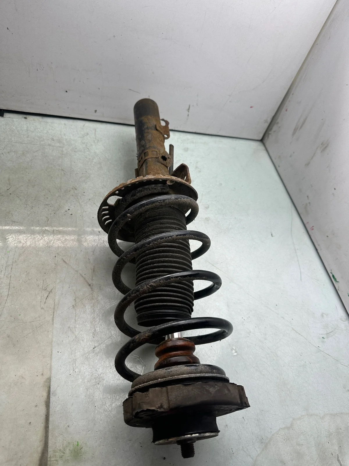 Volkswagen Polo 9N3 Etuiskunvaimennin Oikea