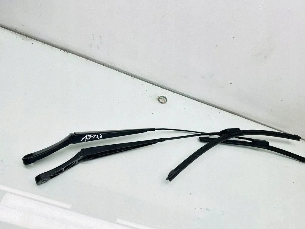 Used Front Wiper Arm VW Touran 1.6 TDI 75633