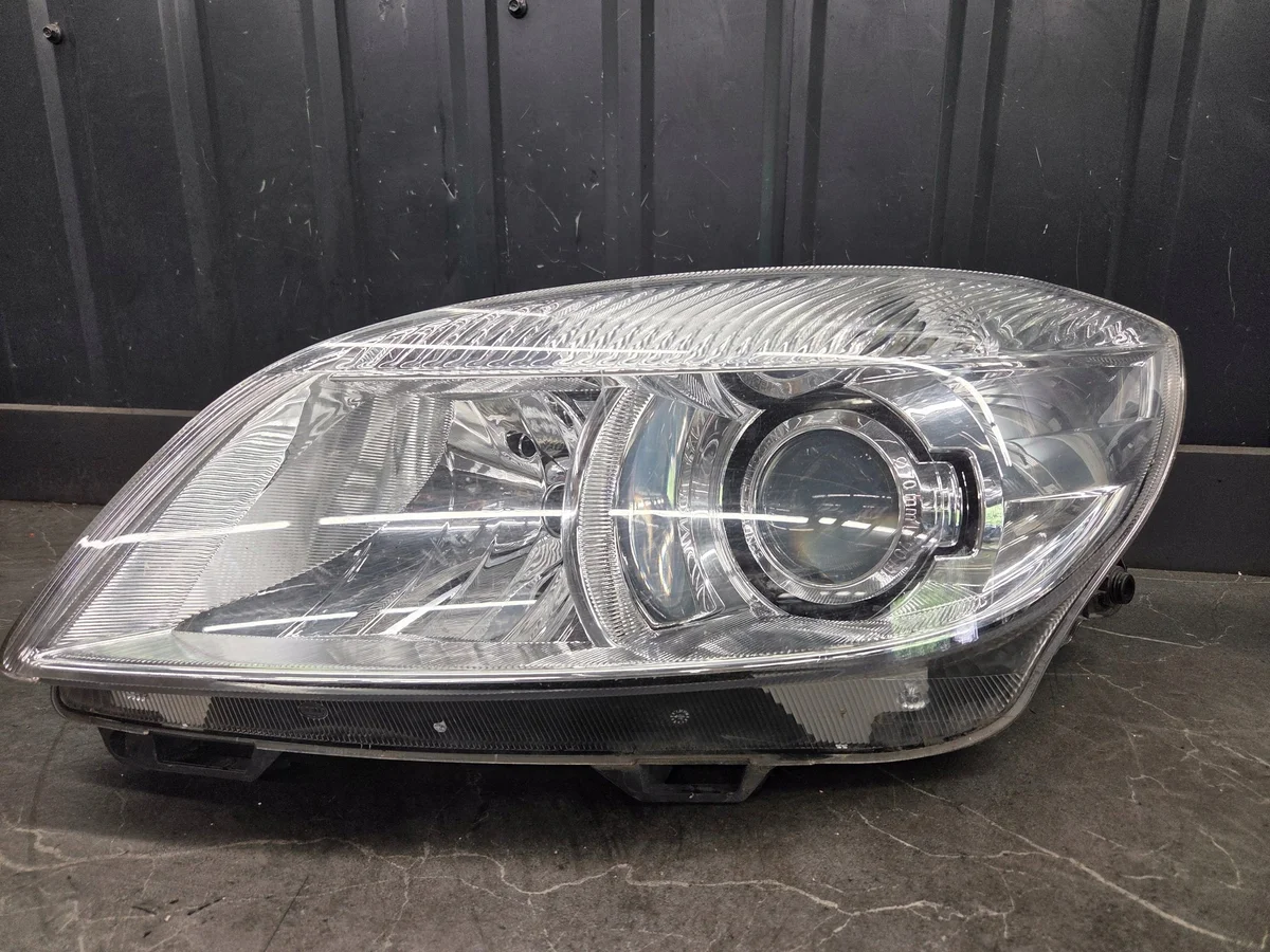 Reflettore Sinistro Skoda Fabia Mk2 HELLA 5j1941015e