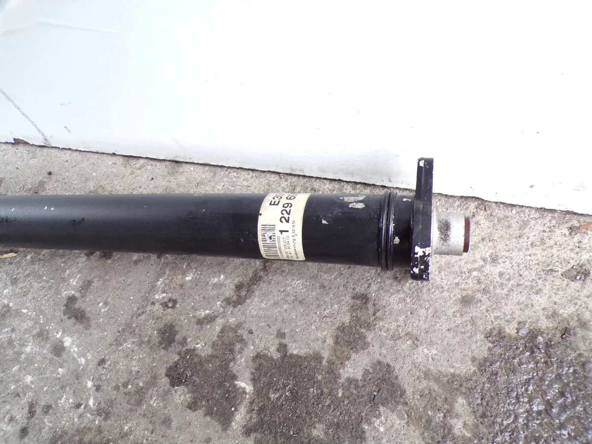 Eje de transmisión BMW E39 528i usado image 4