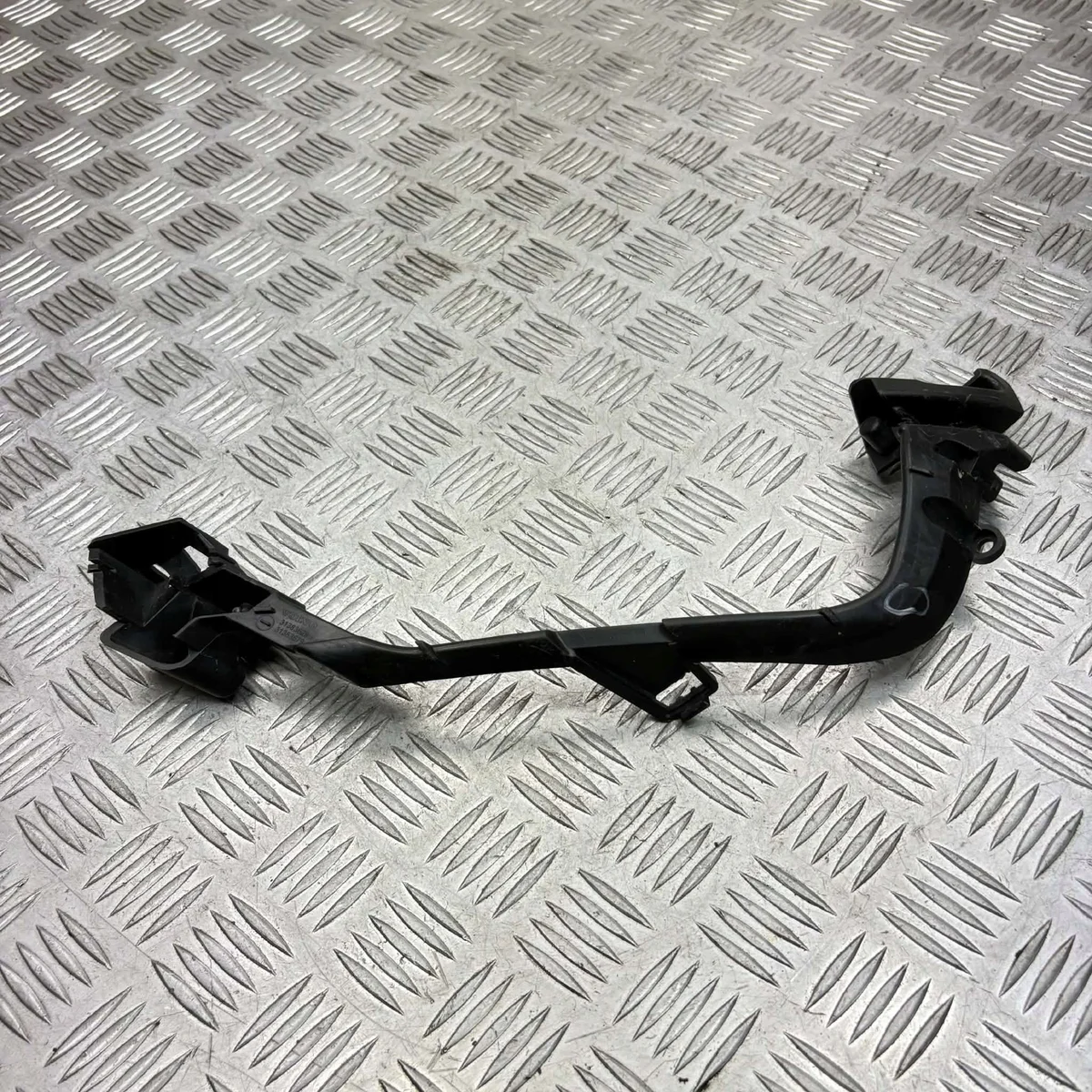 Suporte Grade Farol XC90 II Esquerdo Volvo 31383629