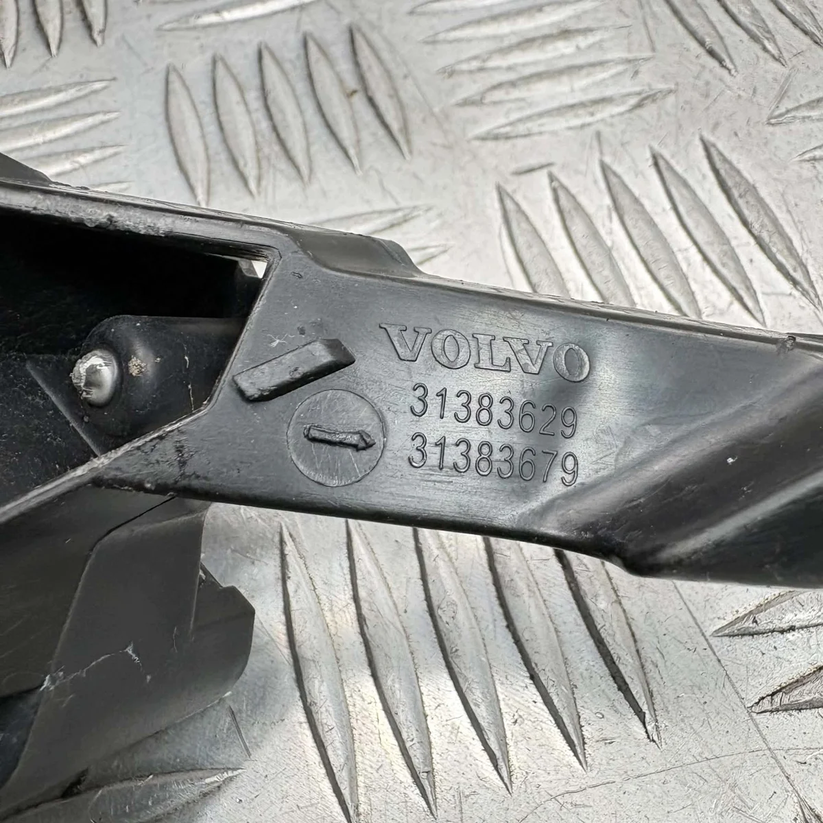 Volvo XC90 II Halogen Gitter Halterung Links image 3