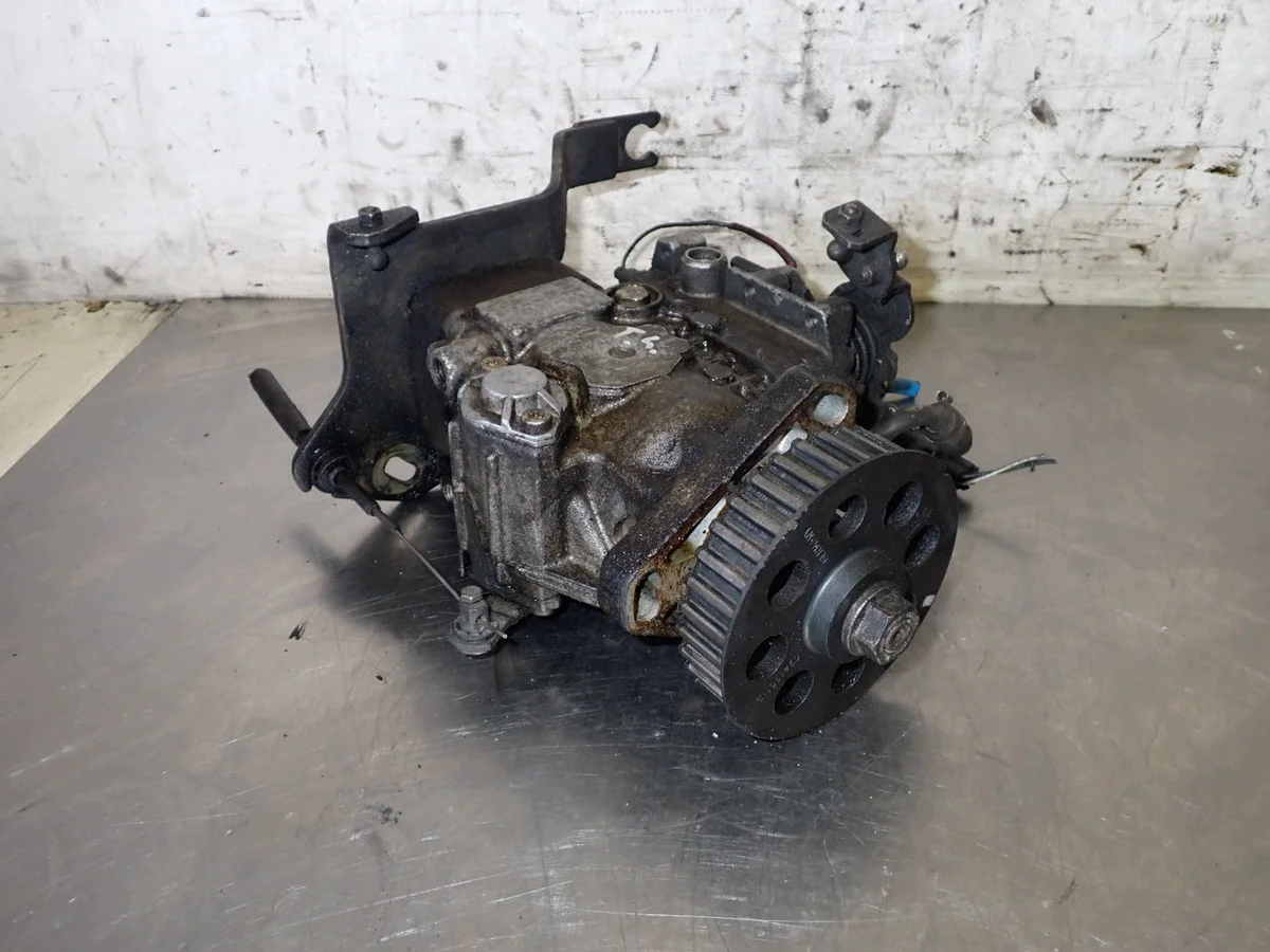 Polttoainepumppu VW T4 2.4 D 074130108