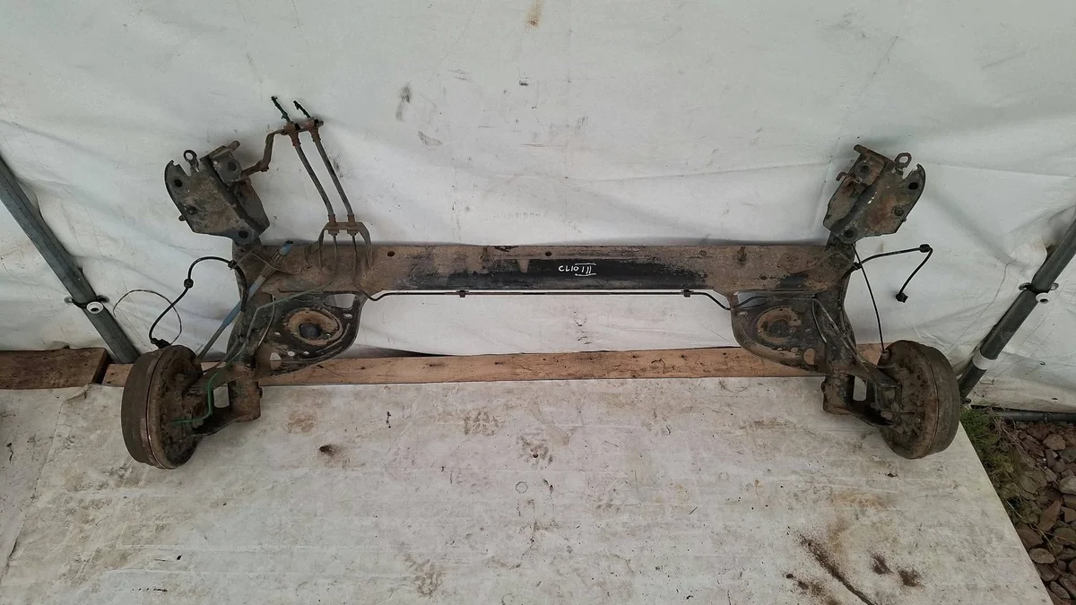 Takana oleva palkki Renault Clio III EQB2116