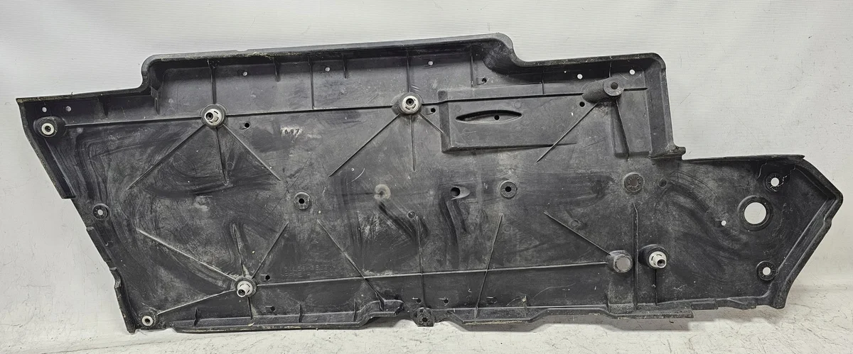 Toyota Camry 8 - Plaque sous le châssis