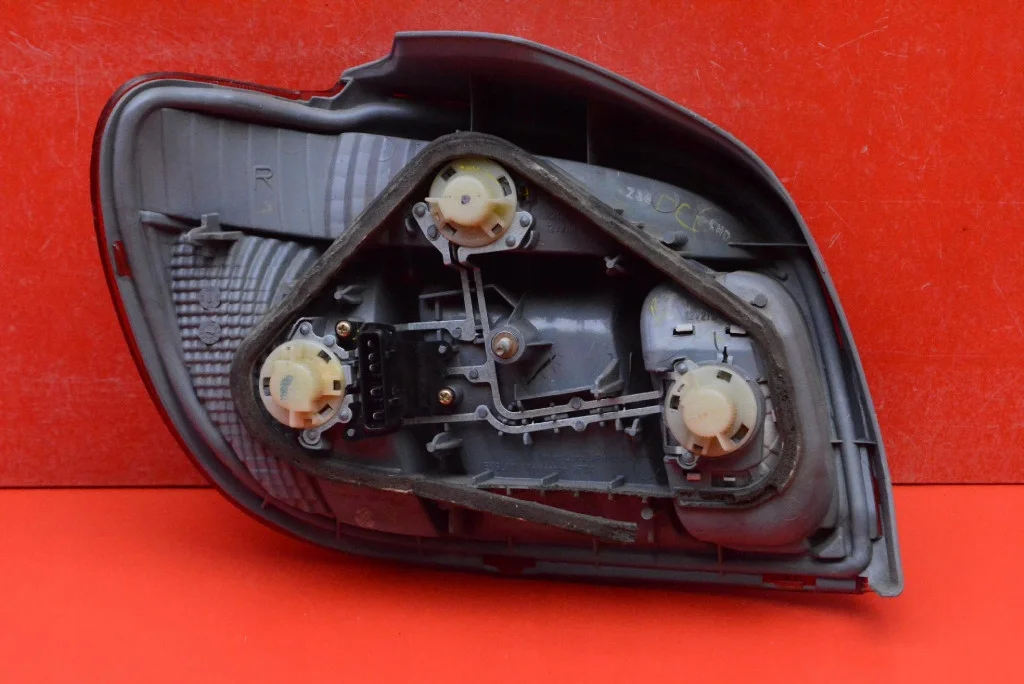 Rückleuchte Links Toyota Yaris 1 03-05 gebraucht image 4