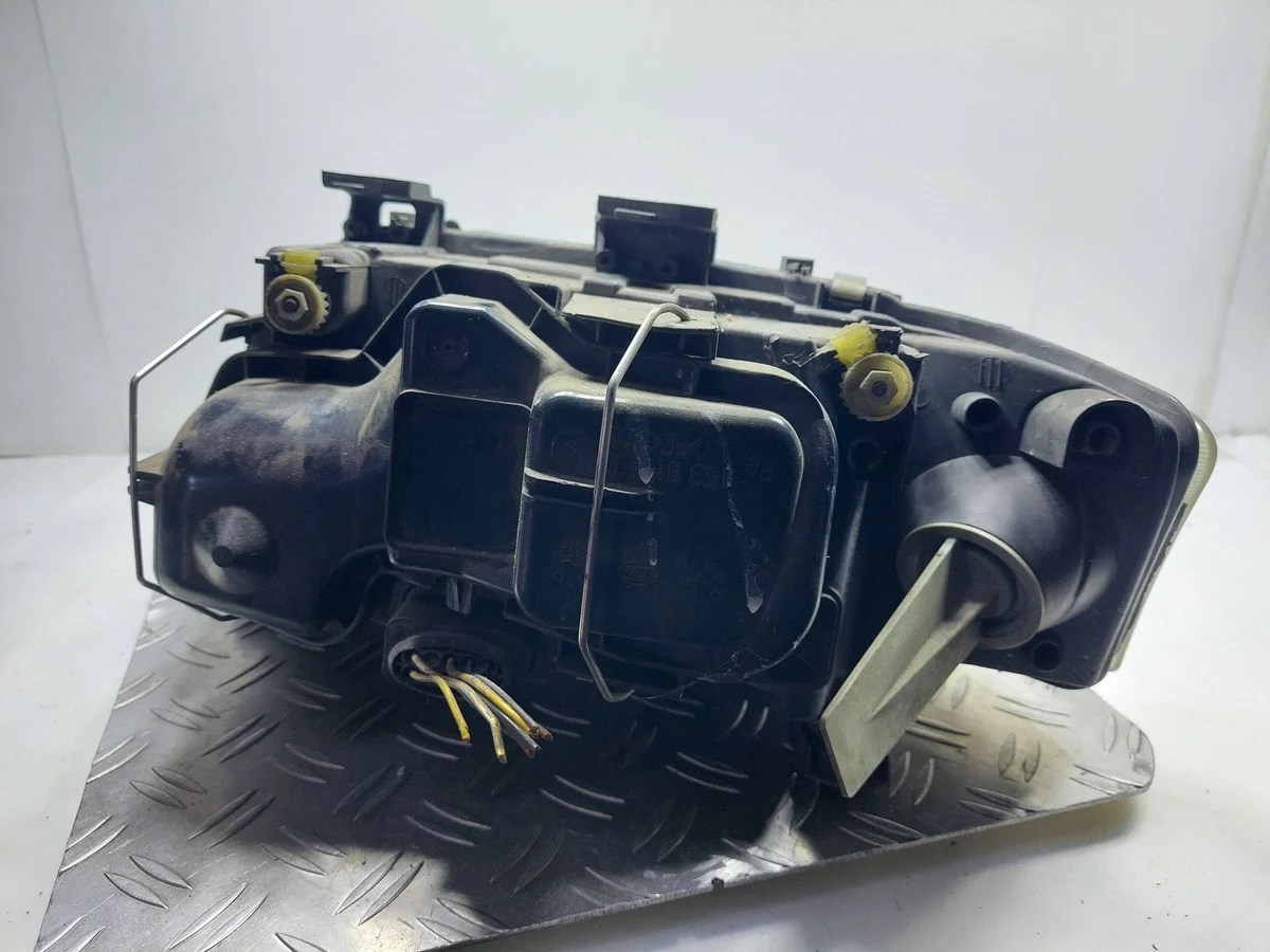 Audi A6 C5 Lift Faro Derecho Usado image 3