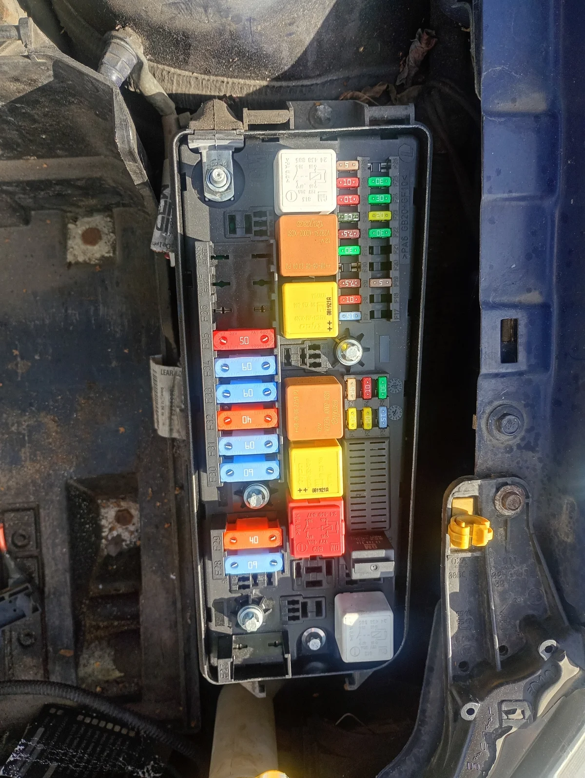 Módulo Caixa Fusíveis Opel Vectra C 1.9 CDTI image 4