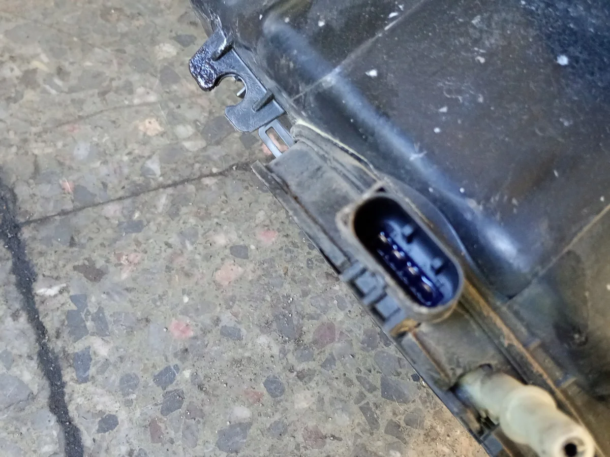 VW Passat B5 AdBlue Behälter links gebraucht image 7