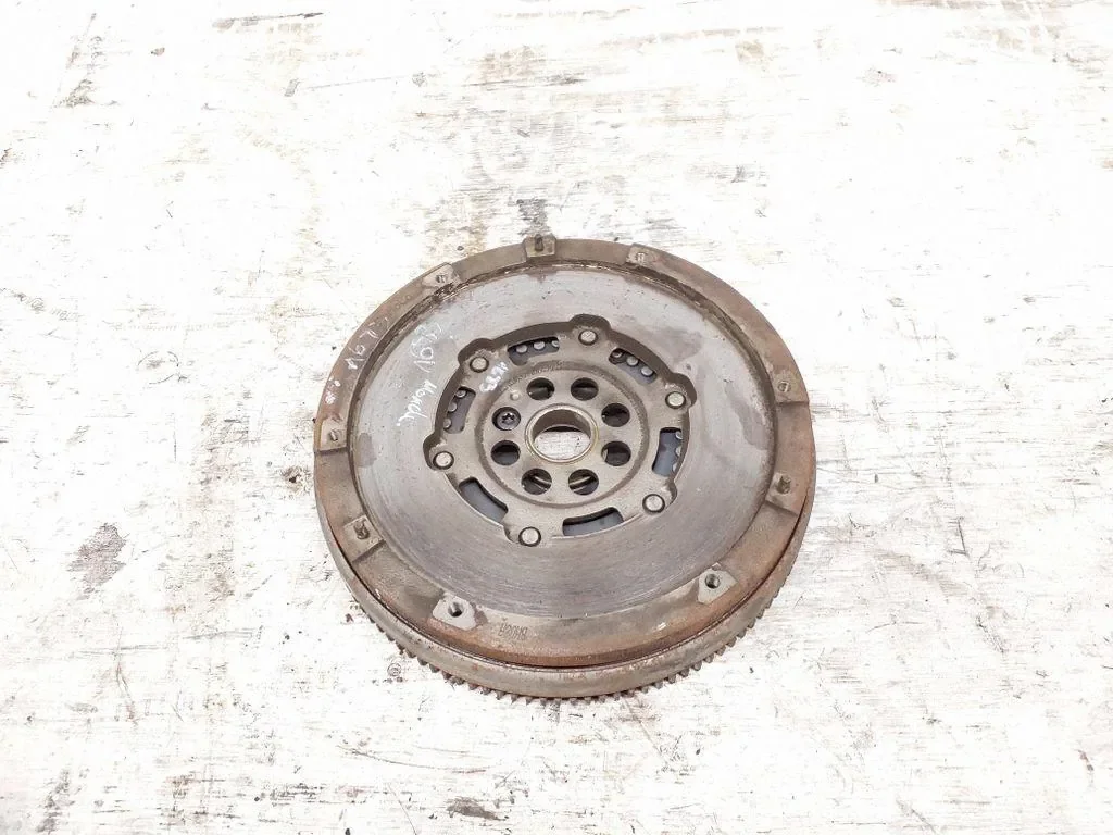 DS7Q-6477-AC Volant Moteur Ford Galaxy
