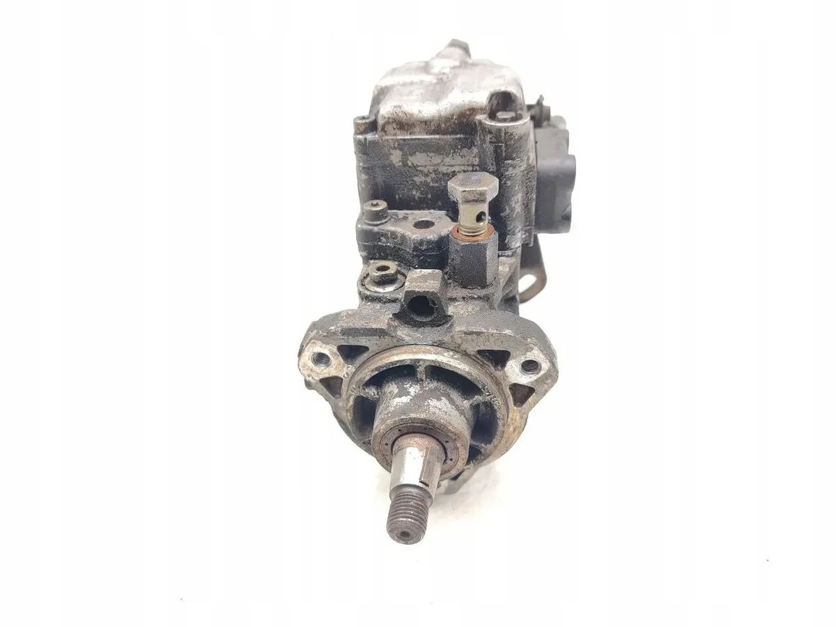 Volvo V70 I 2.5 TDI polttoainepumppu 074130110M image 5