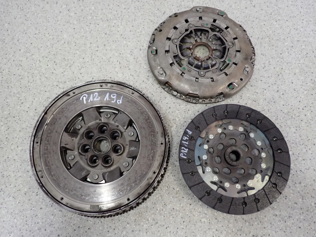 Nissan Primera P12 1.9DCI volant moteur embrayage