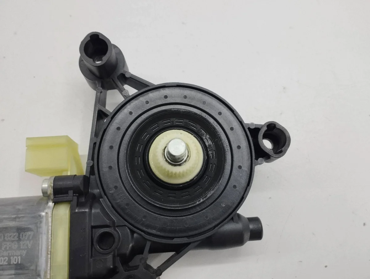 Audi A3 8Y Front Door Window Motor 5Q0959801 image 4
