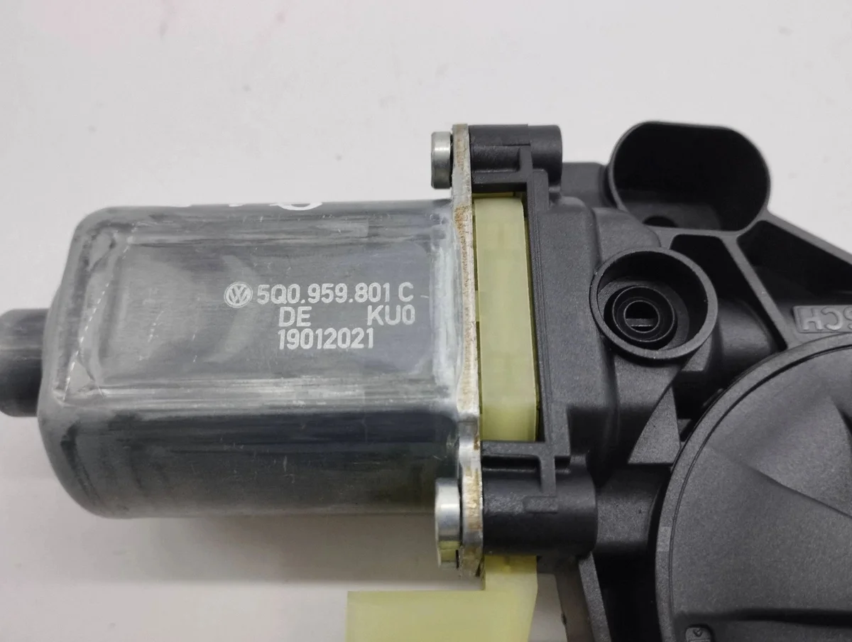 Audi A3 8Y Front Door Window Motor 5Q0959801 image 6