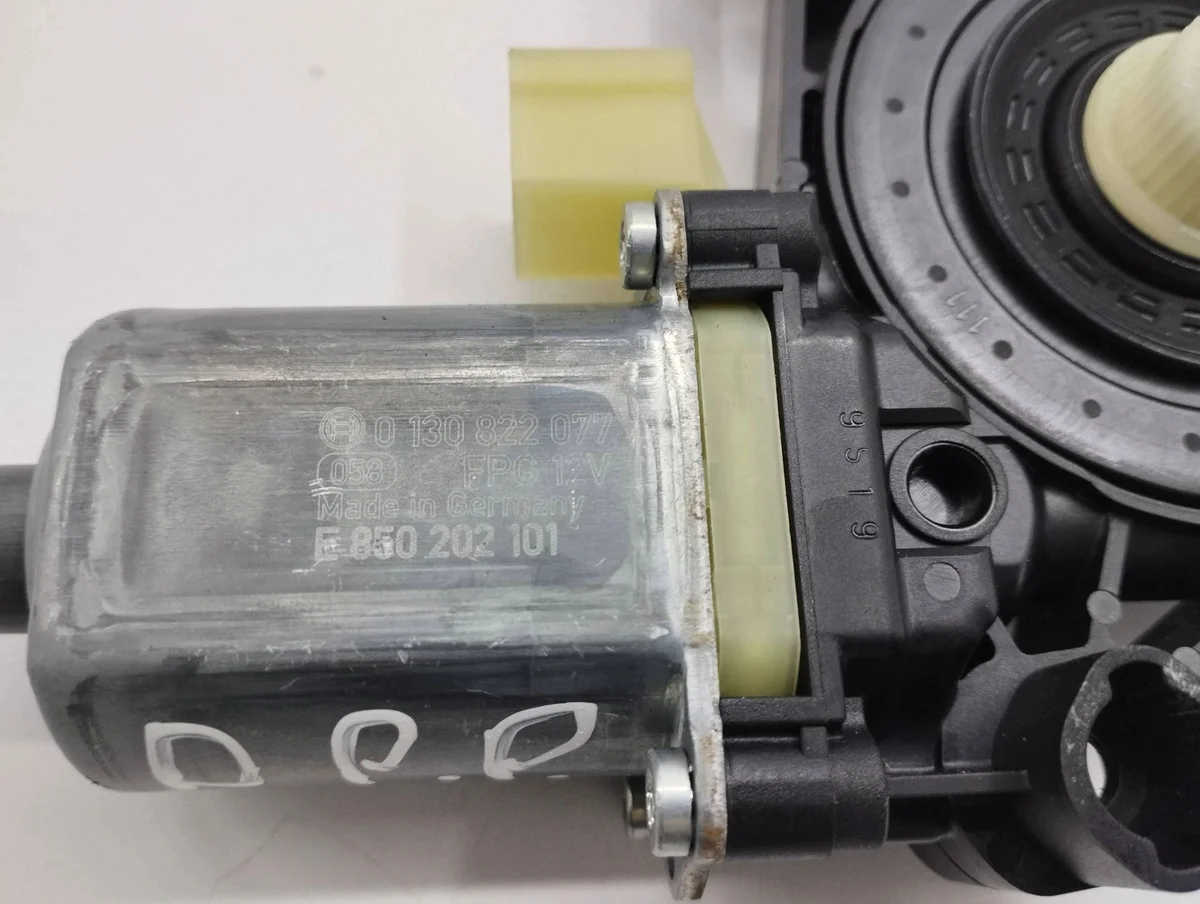 Audi A3 8Y Front Door Window Motor 5Q0959801 image 7