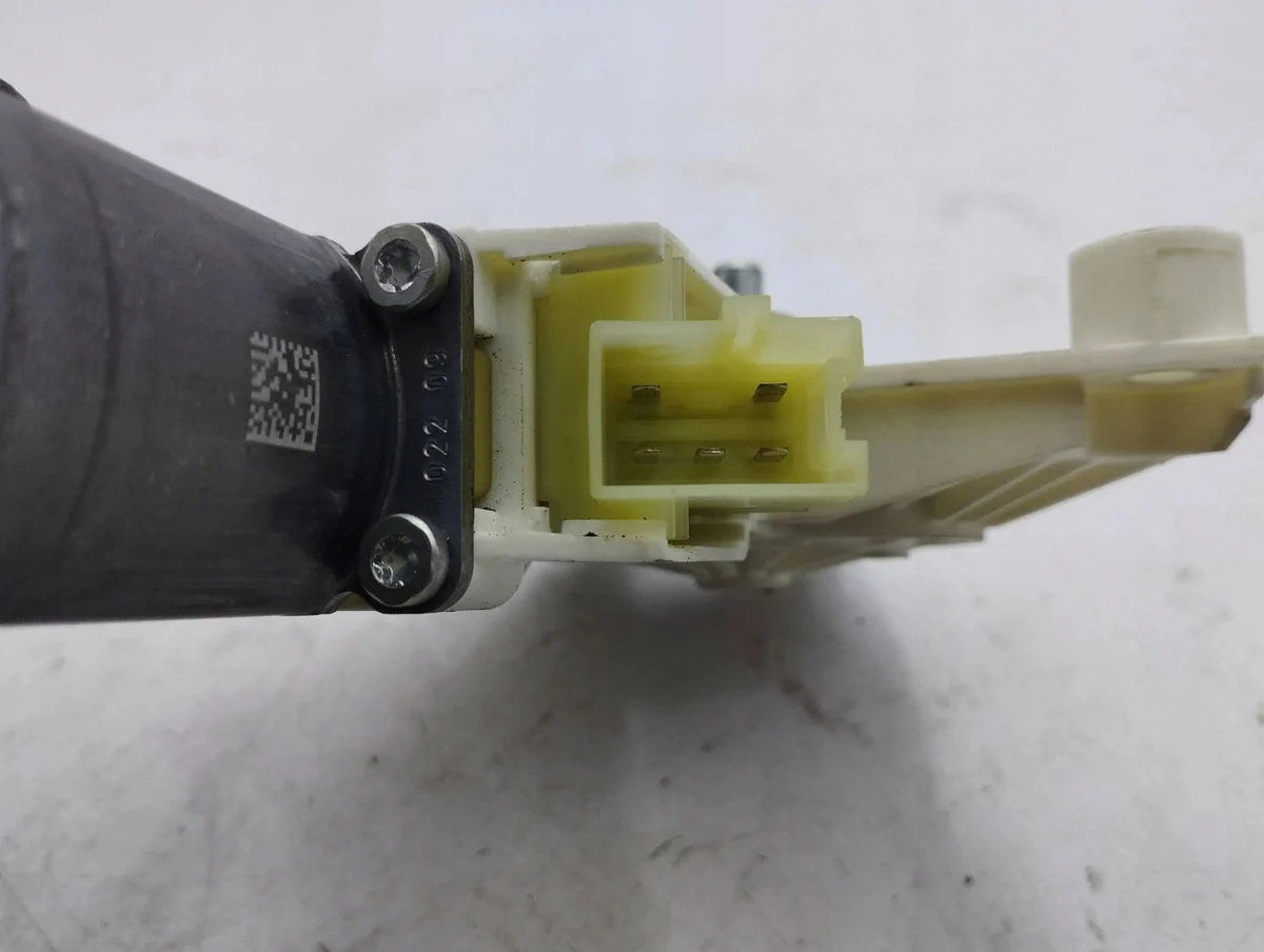 Mercedes C W204 Fensterhebermotor vorne A2048200242 image 4
