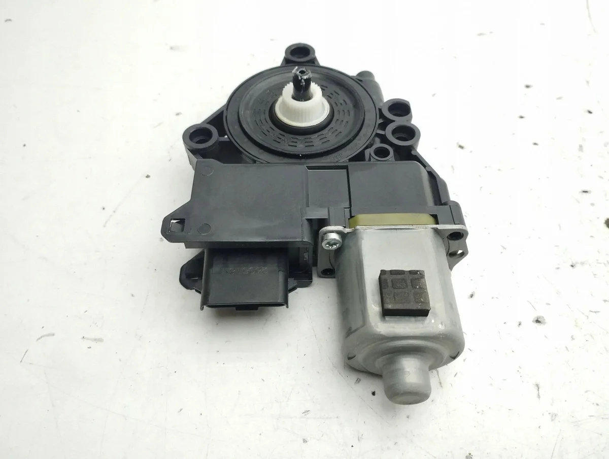 KIA Ceed Front Door Window Motor 2019 82460J7010 image 3