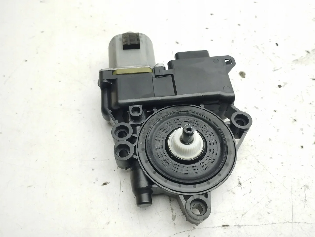 KIA Ceed Front Door Window Motor 2019 82460J7010 image 5