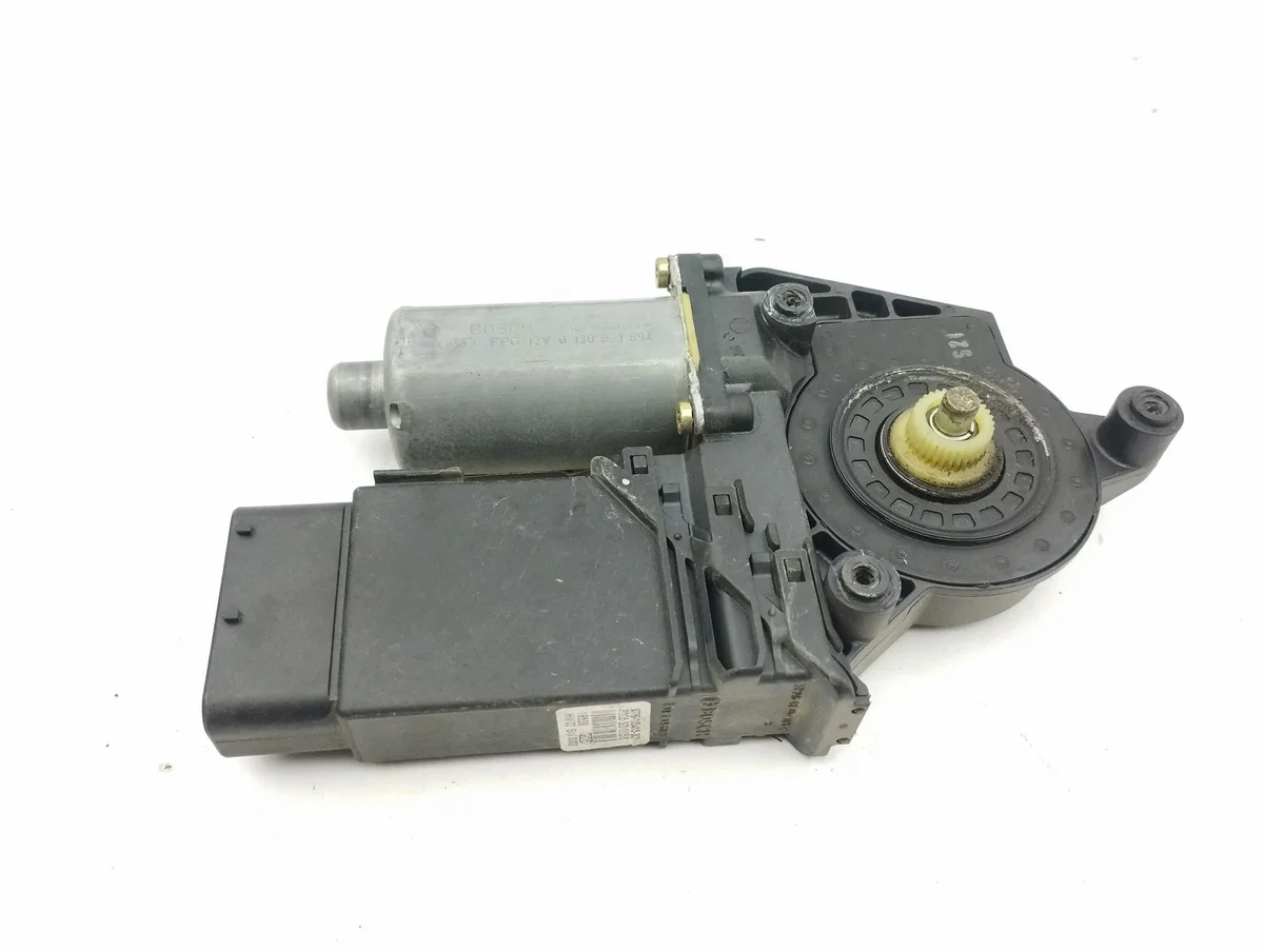 VW Passat B5.5 Front Door Window Motor Used image 3