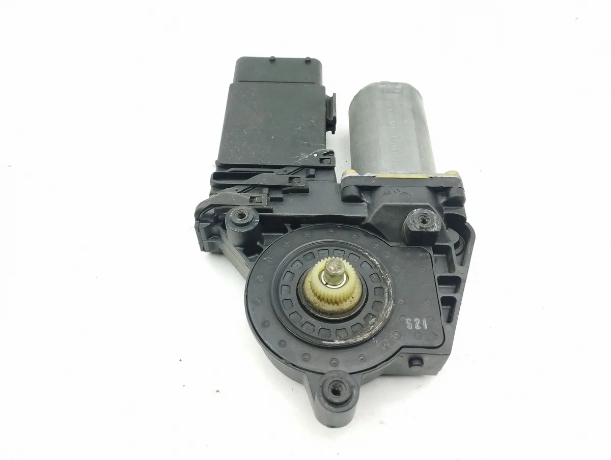 VW Passat B5.5 Front Door Window Motor Used image 4