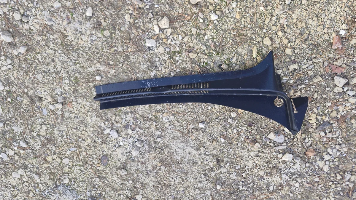 VW Golf 5 Plus Wiper Cowl Right 5M0819404B