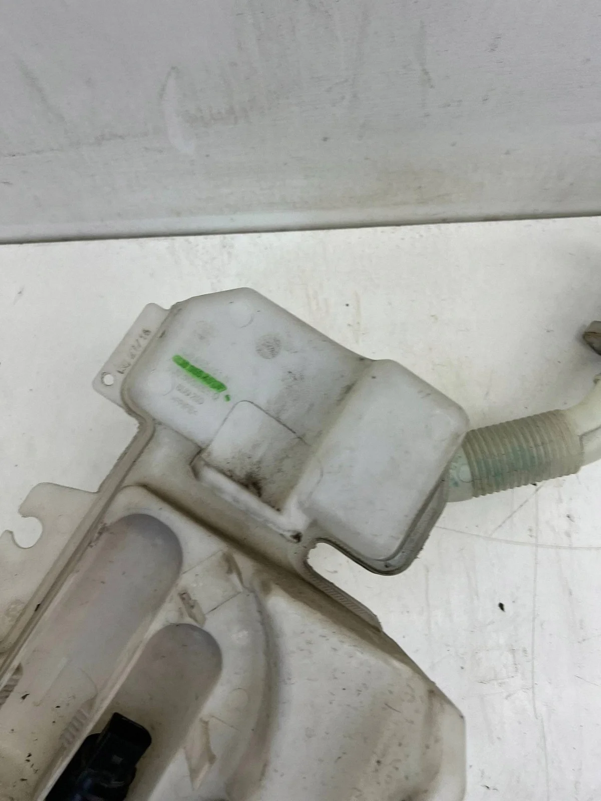 Audi 8U0955451N Reservoir - Gebraucht image 3