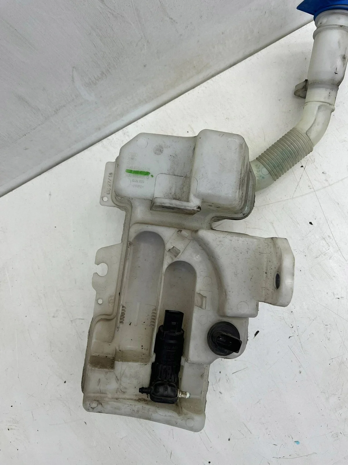 Audi 8U0955451N Reservoir - Gebraucht image 5