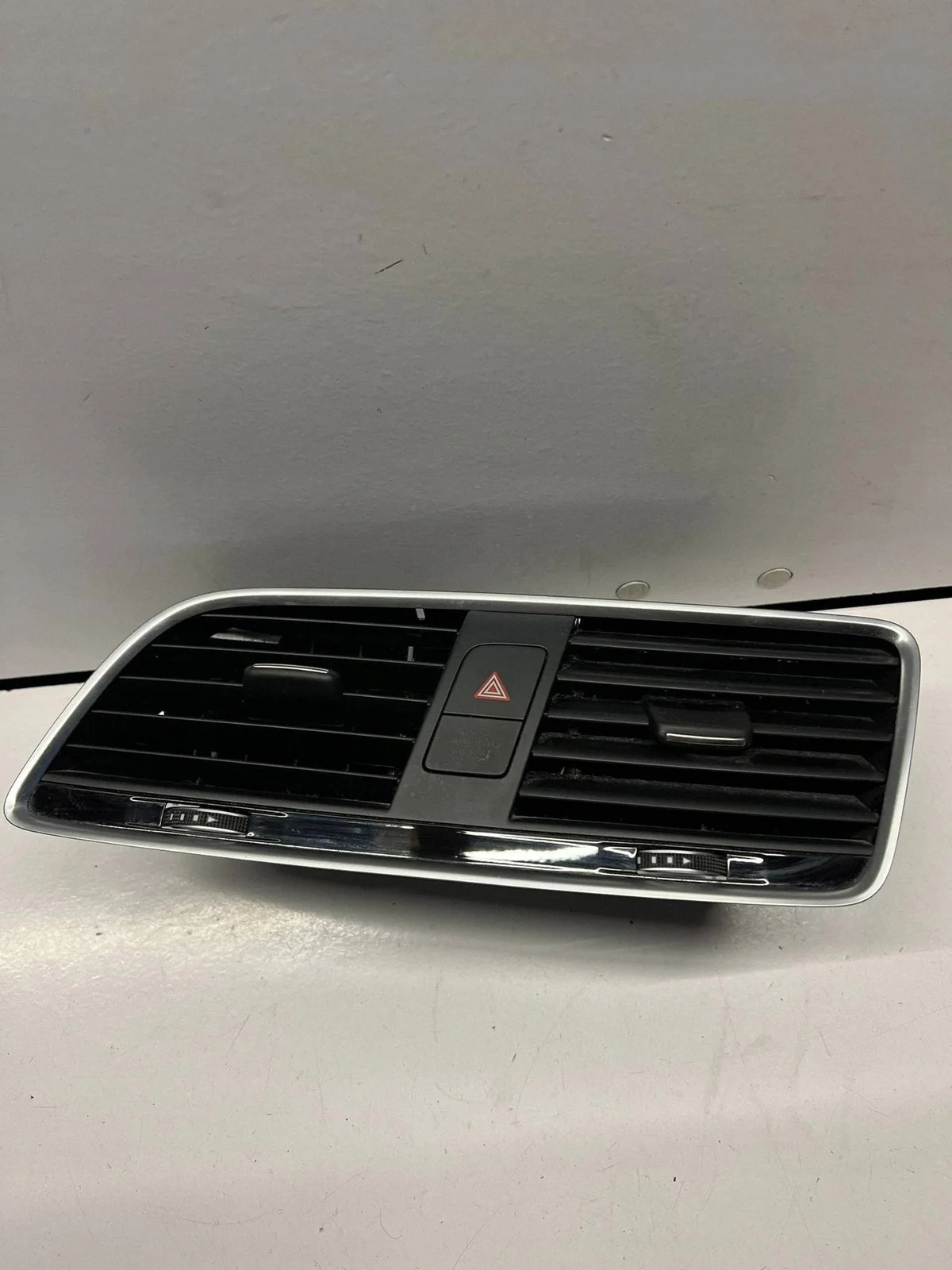 Audi RS Q3 ilmastointiritilä 8U2820951C
