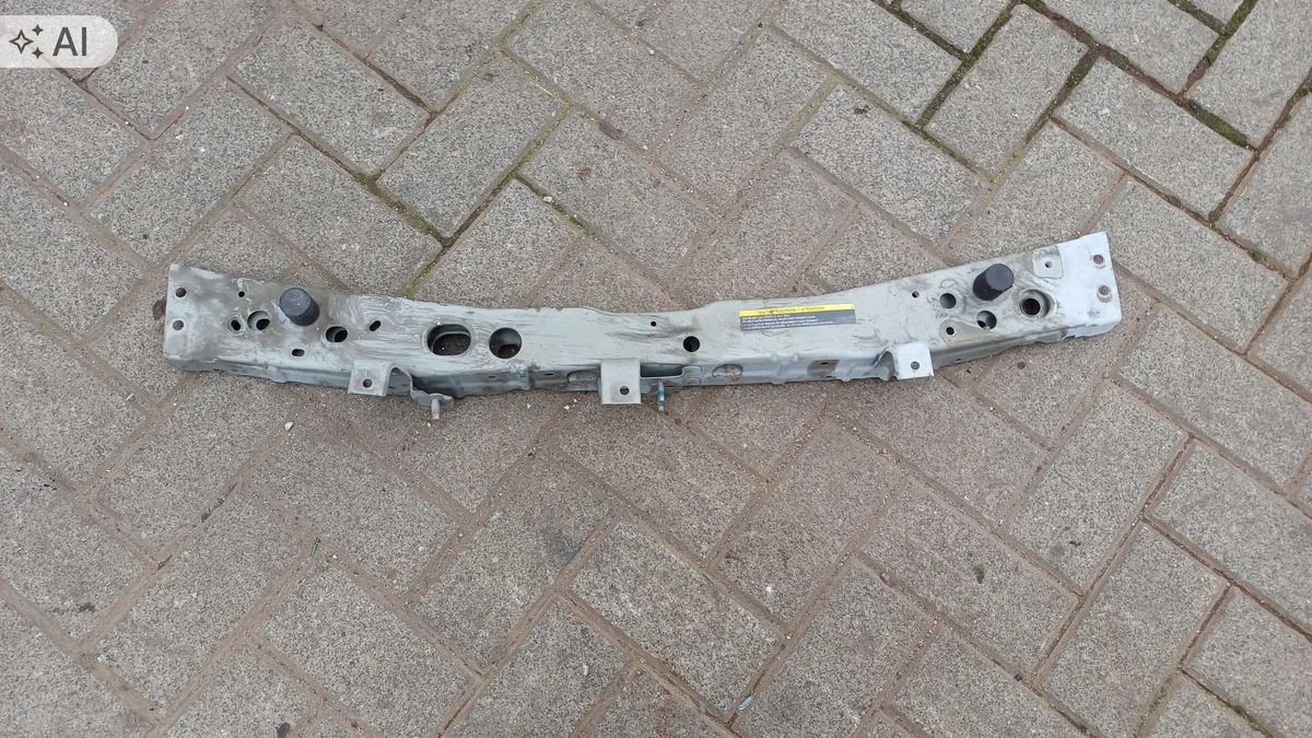 Nissan Micra K13 etupuskurin palkki