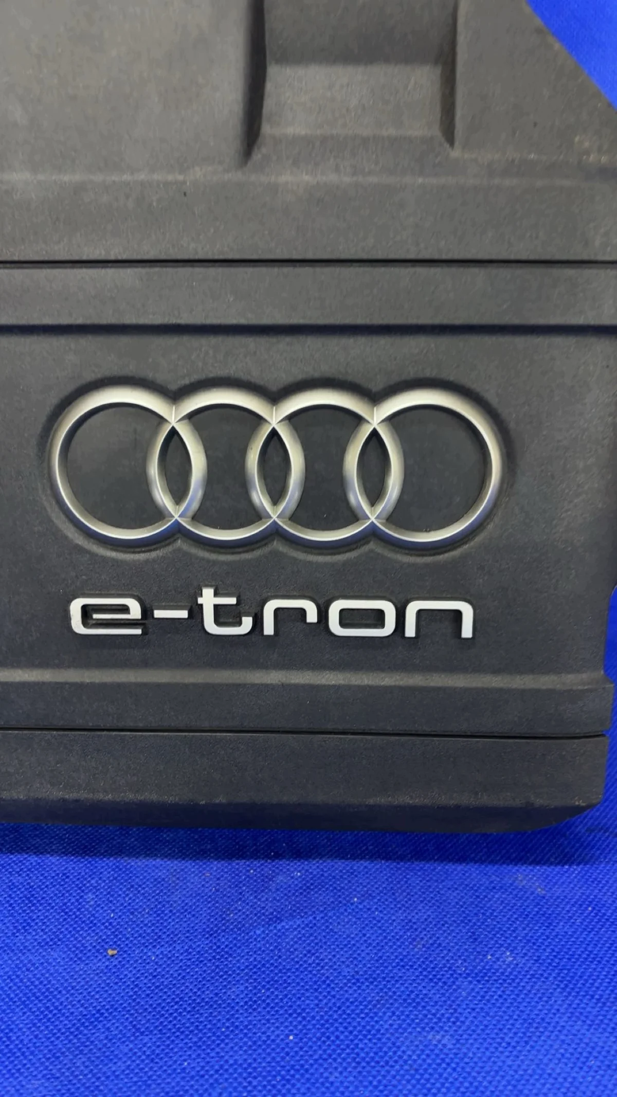 Audi A3 8V FL 1.4 E-TRON Abdeckung 04E103925C image 4
