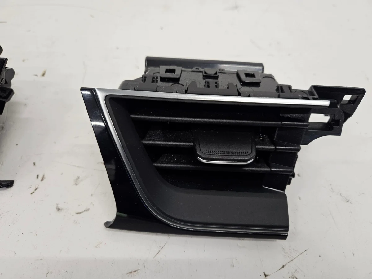 Renault Captur II Console Vent Trim 687609584R image 3