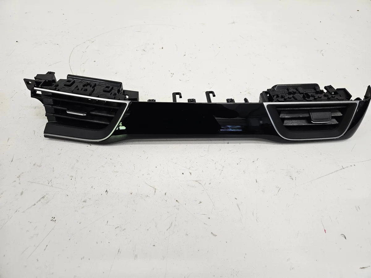 Renault Captur II Console Vent Trim 687609584R image 4