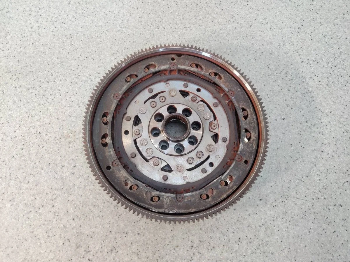 Volant moteur 03N105266F39A VW Passat B8 2.0 TDI