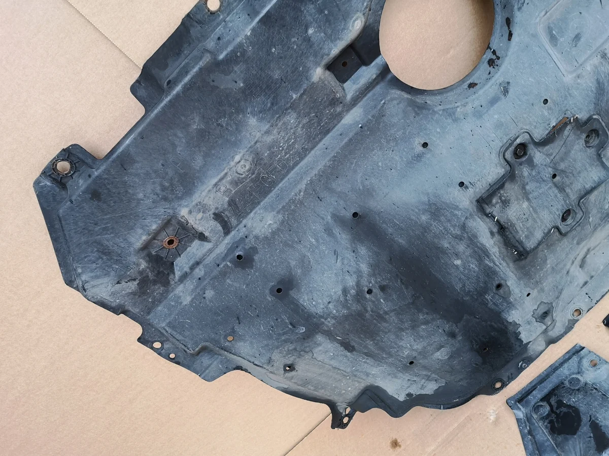 Cubierta inferior Toyota Avensis T27 T29 usada image 3