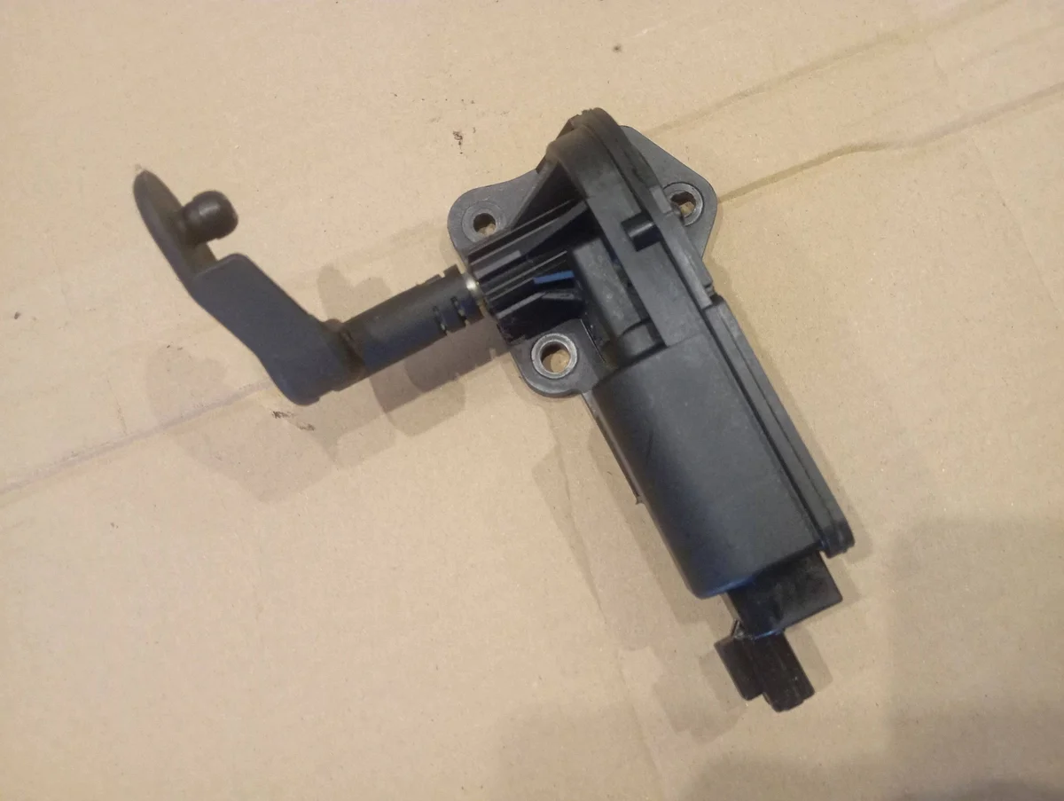 Motor Vidro Traseiro Direito Kia Carnival II YGM2687