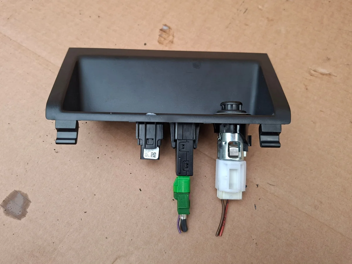 Gniazdo USB Skoda Fabia III 6V0857367A image 3