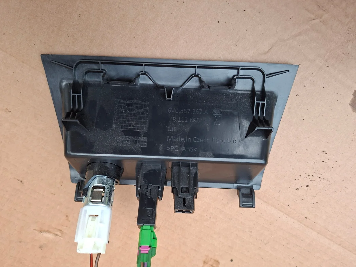 Gniazdo USB Skoda Fabia III 6V0857367A image 4