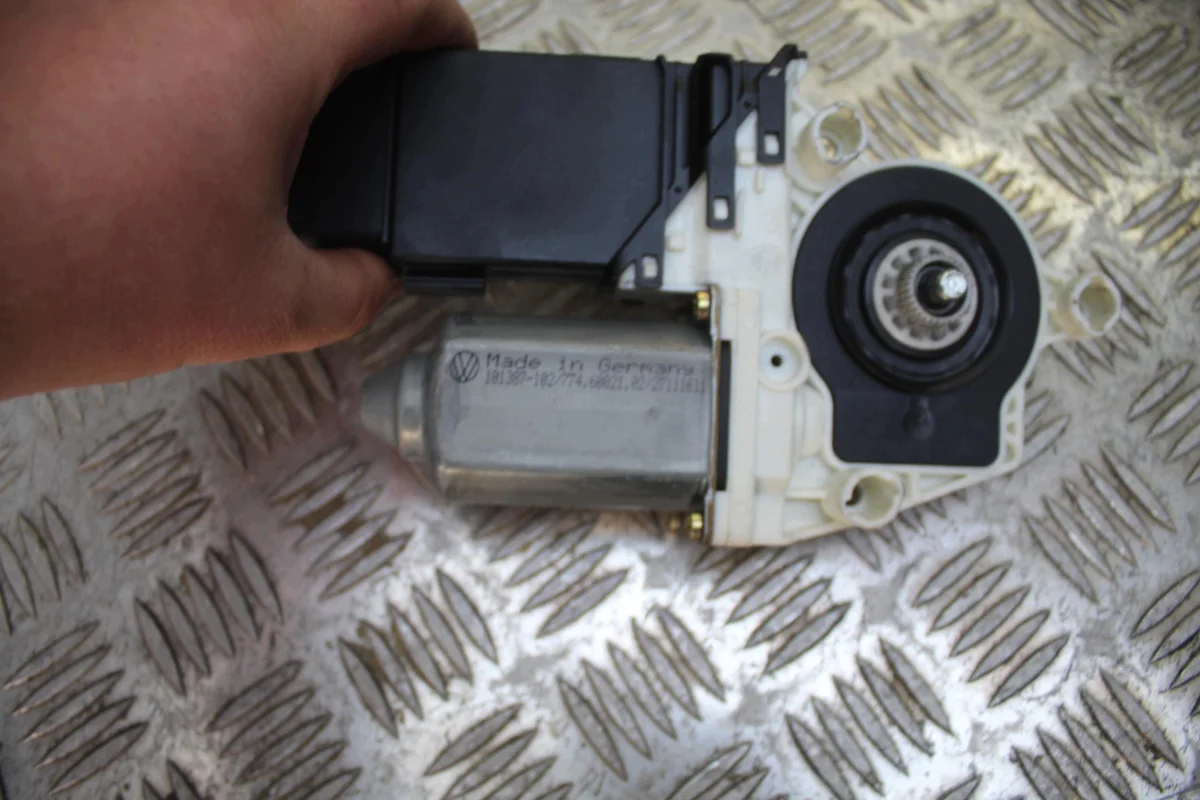 Motorruitenwisser links voor VW Golf IV image 4
