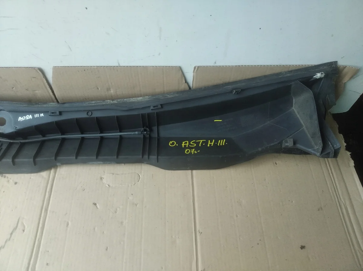 Opel Astra III H tuulilasin alaosa 24463382 image 5