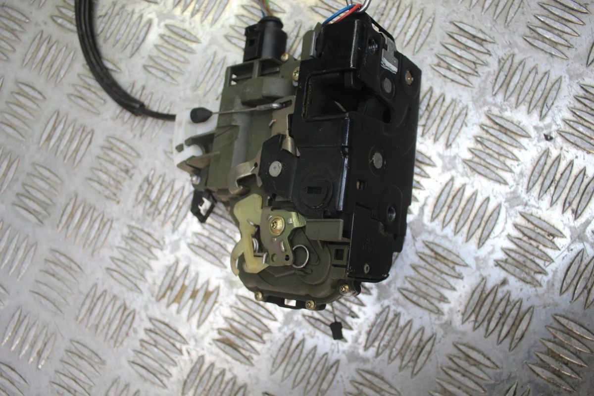 Takaamme oven lukko VW Golf IV vasen taka image 3