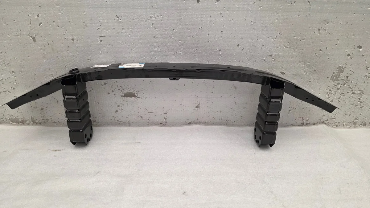 BMW i4 G26 LCI Viga Parachoques Delantero image 4