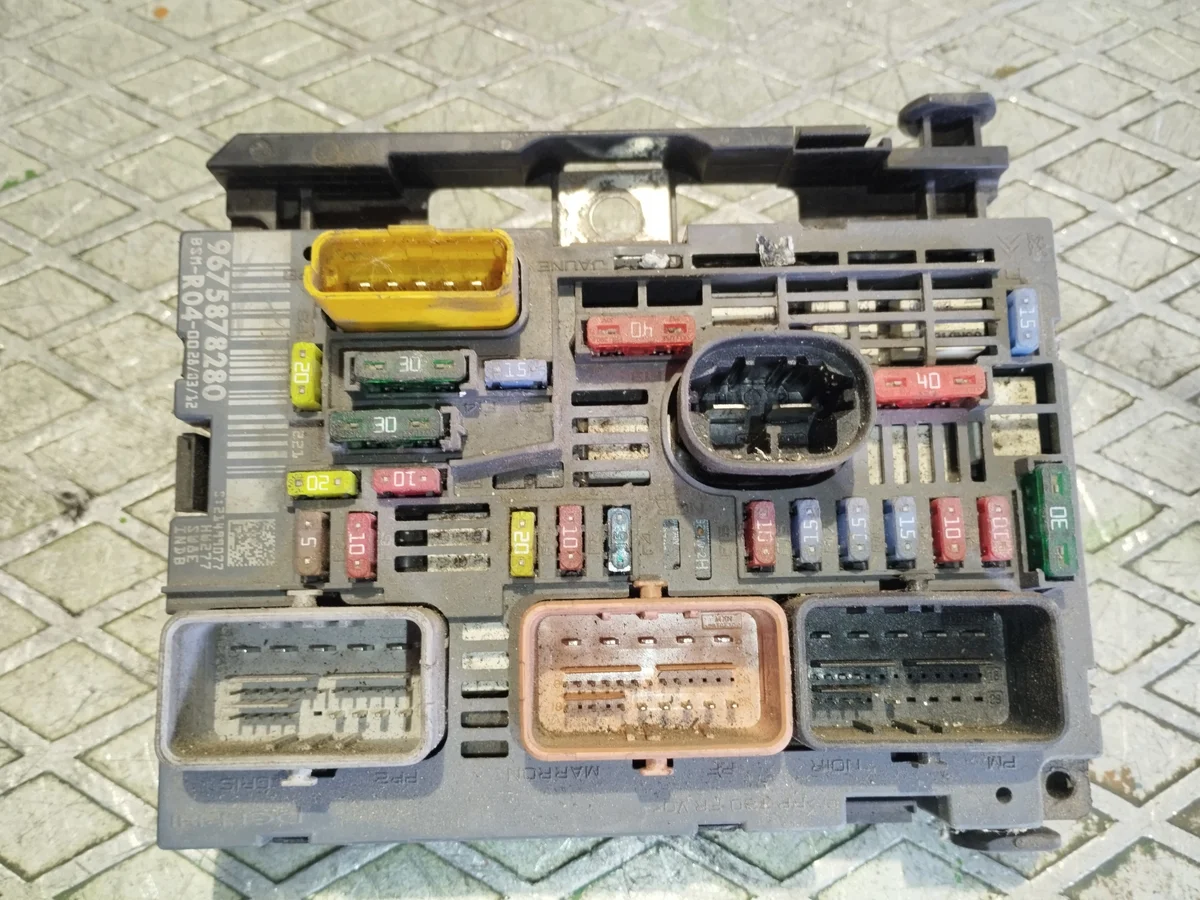 Peugeot Citroen Fuse Box Module BSM 9675878280